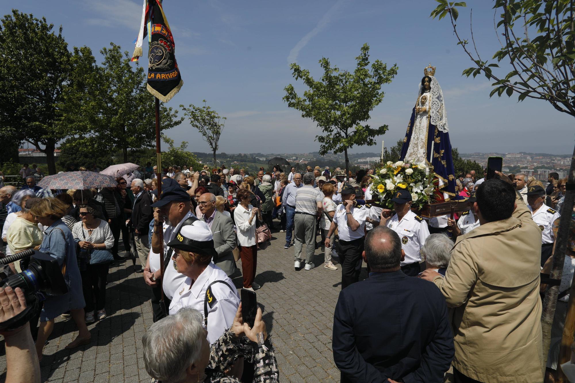 En imágenes: Tradicional rito del beso en la ermita de La Luz de Avilés