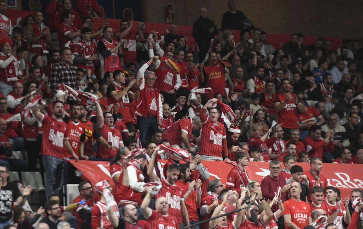 Seguidores del UCAM Murcia, en el partido ante el Real Madrid. | ISRAEL SÁNCHEZ