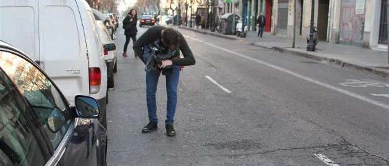 Un cámara graba en la calle en la que ocurrió el accidente.