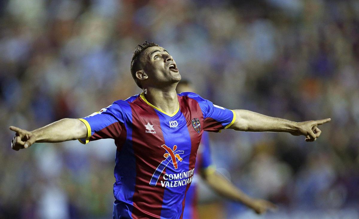 Ghezzal celebra un tanto marcado al Ahletic Club en mayo de 2012