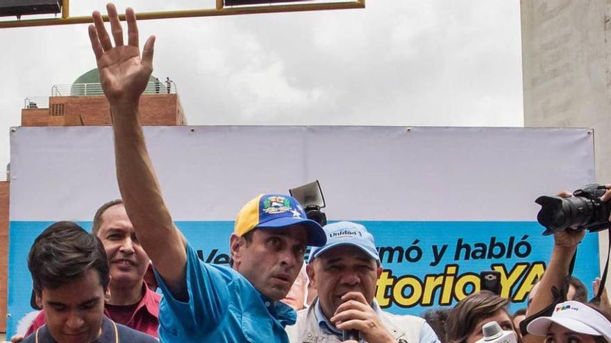 Los dirigentes opositores Capriles (de azul) y Jesús Torrealba.