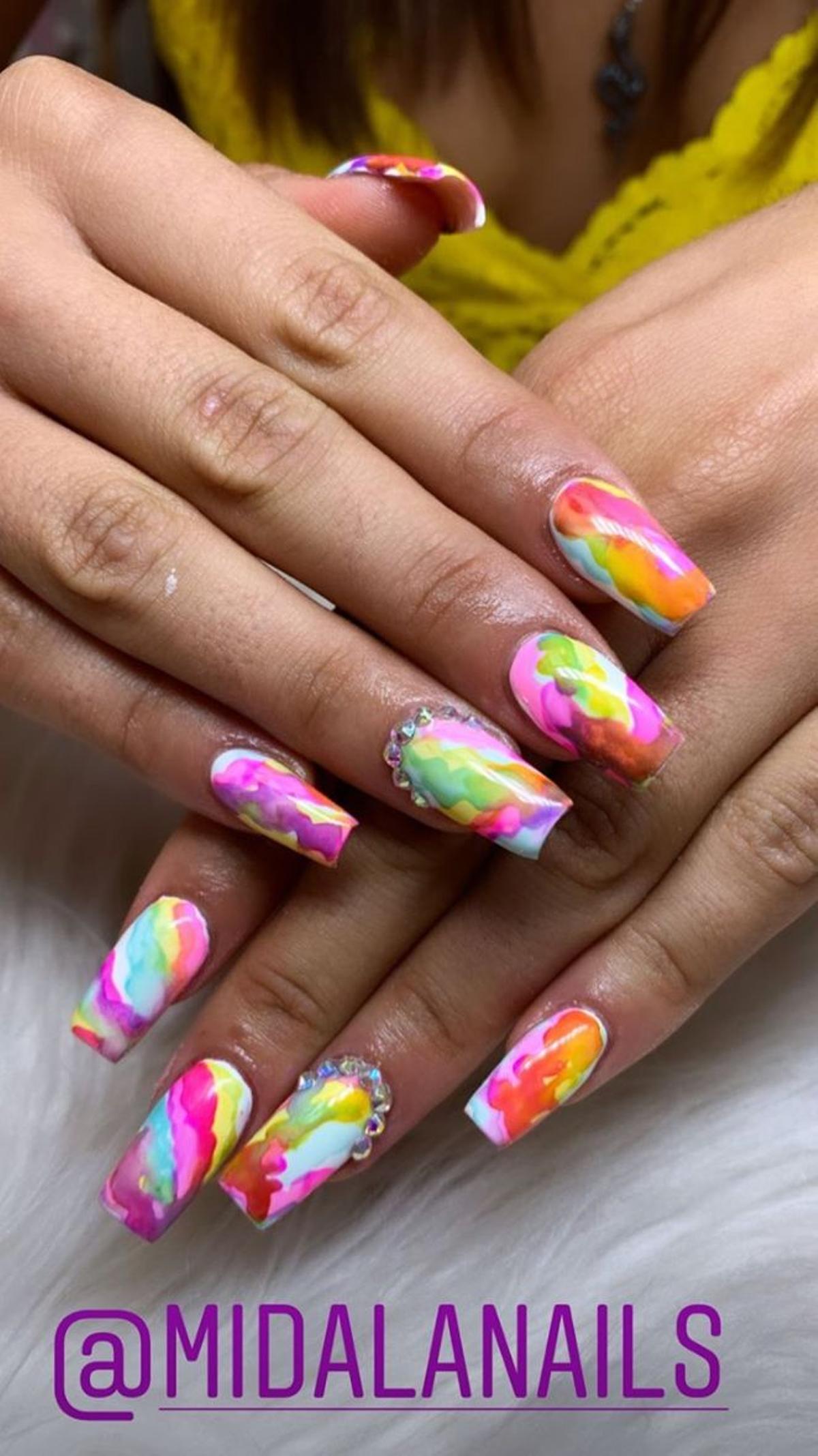Sofía Suescun se pinta las uñas de colores