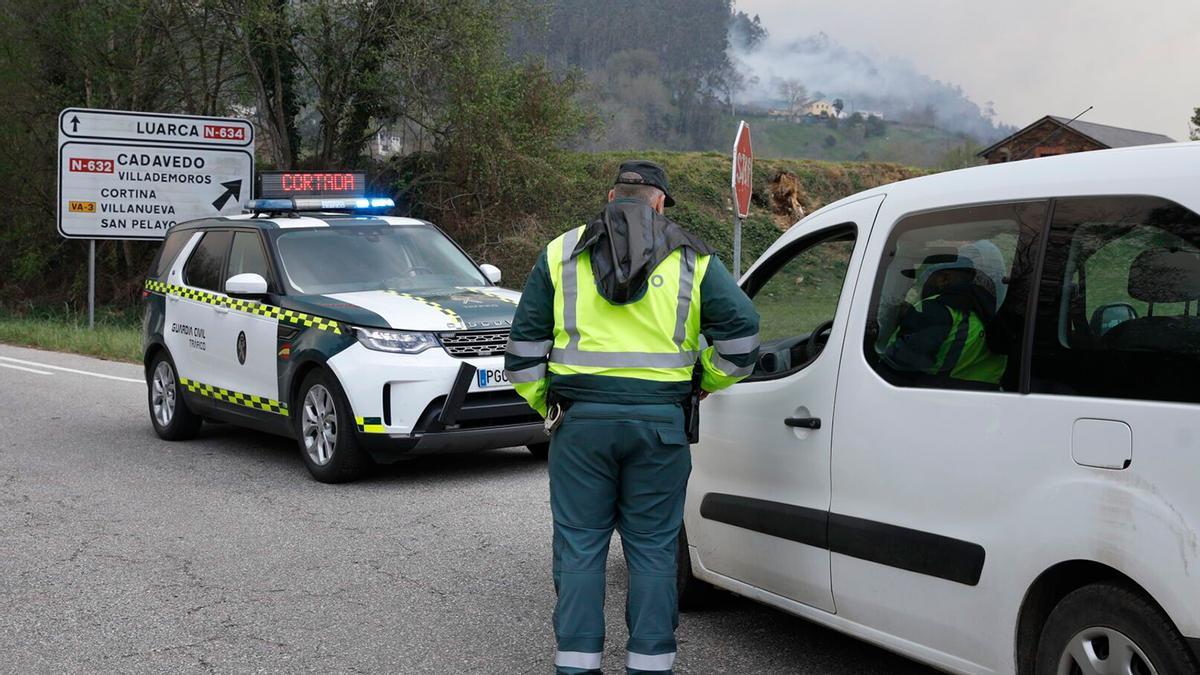 Multado por 200 euros por tener una avería y colocar su baliza v-16 en el capó: la Guardia Civil vigila las guanteras de los conductores asturianos por el error que se repite