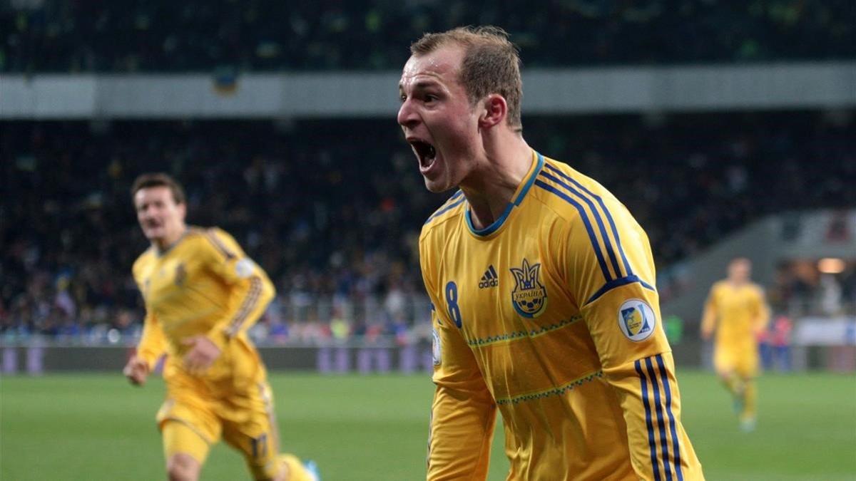 Zozulya, en un partido con Ucrania, celebra un gol ante Francia.