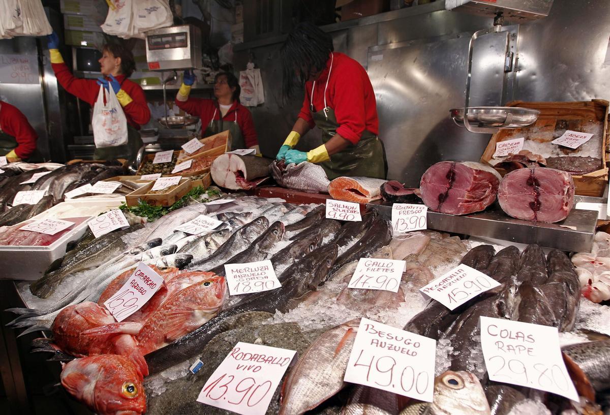 Imagen de archivo de un puesto de pescado en un mercado. EFE/Jesús Diges