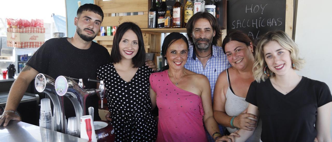 Isabel Teno, con su equipo, en el bar preferia que ha regentado en esta edición.