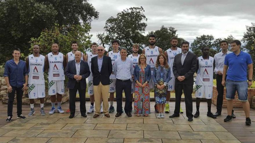 La plantilla blanquiazul con los patrocinadores que han hecho posible el sueño del ascenso.