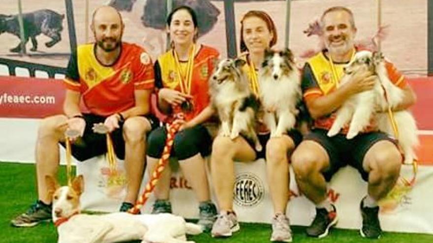 Integrantes del club de adiestamiento canino de Almussafes.