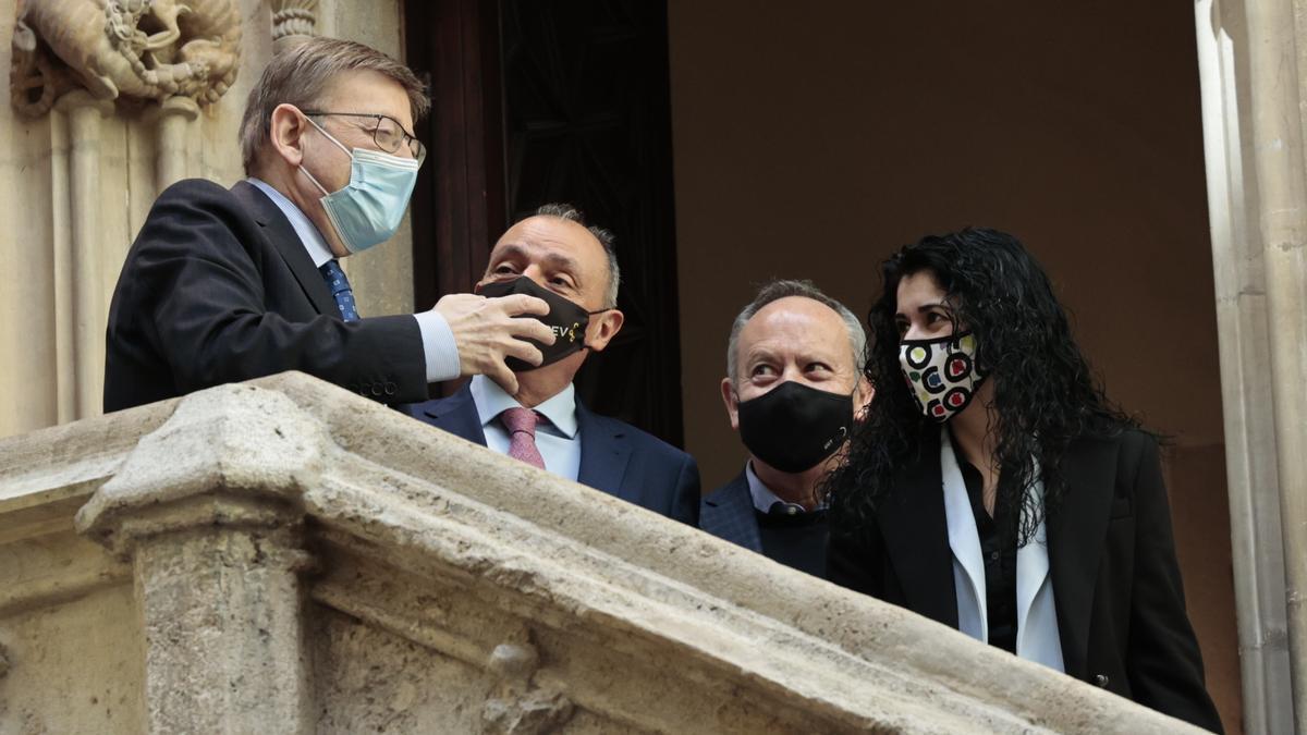 Ximo Puig, junto al presidente de la CEV y los responsables de los sindicatos, en la presentación del plan.