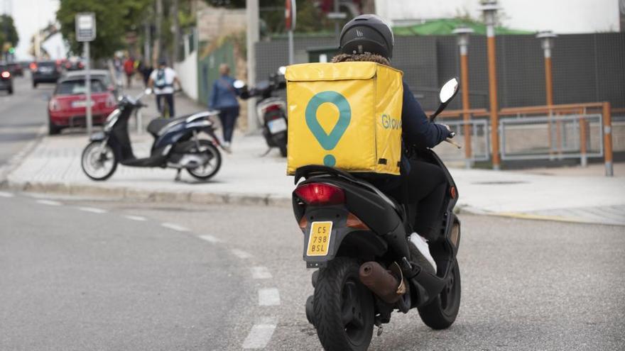 Una repartidora de Glovo. // Ricardo Grobas