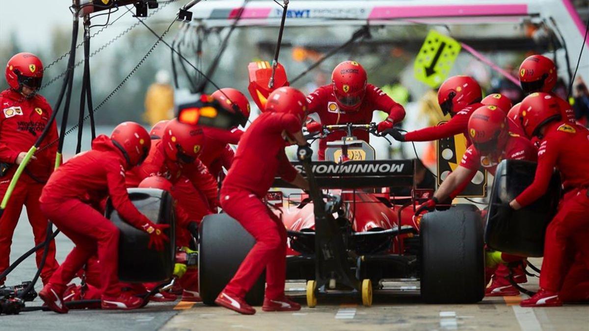 Los mecánicos de Ferrari en el Circuito de Montmeló