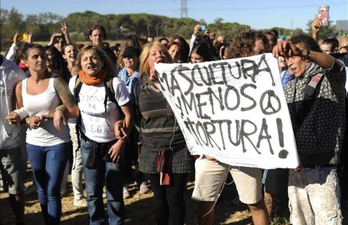 cmarquez23635939 protesters demonstrate during the  toro de la vega  festival160909155313