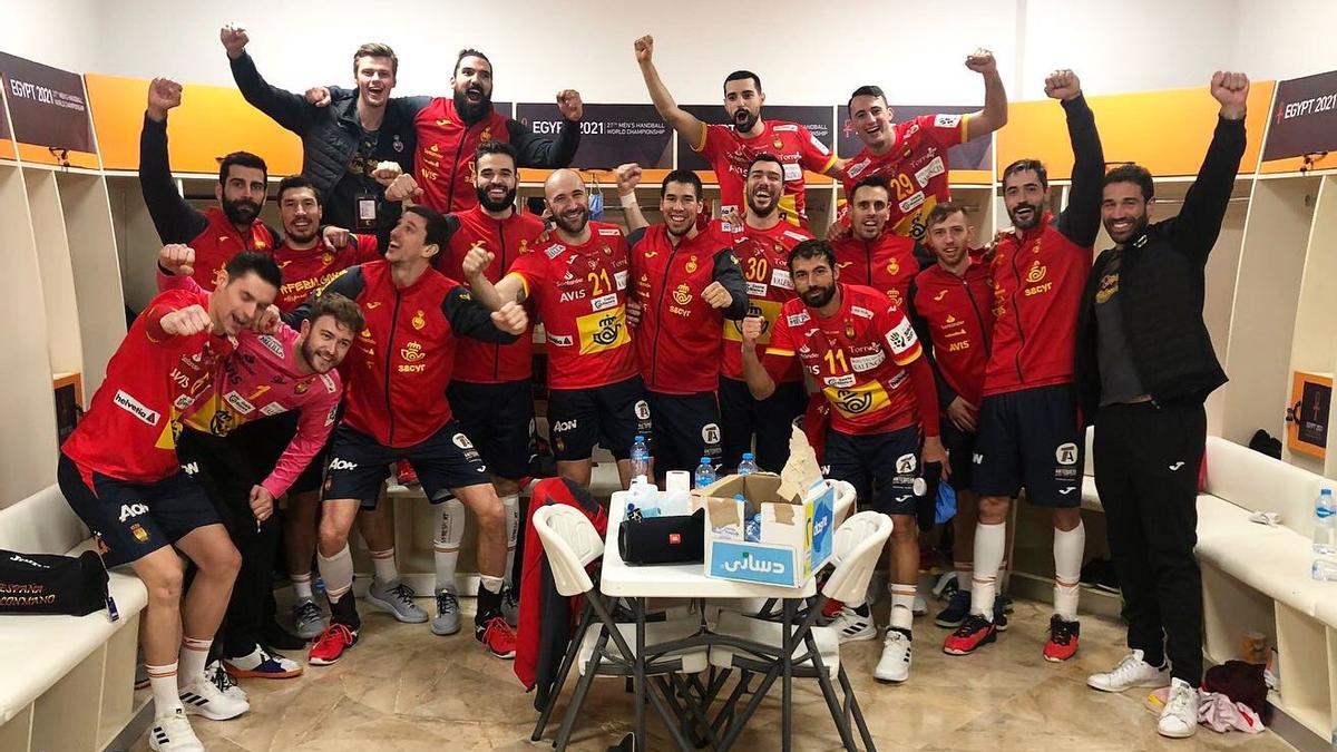 El pivote alicantino de los Hispanos Gedeón Guardiola, en el centro de la imagen con el número 30, celebra el triunfo de España sobre Túnez en el Mundial.