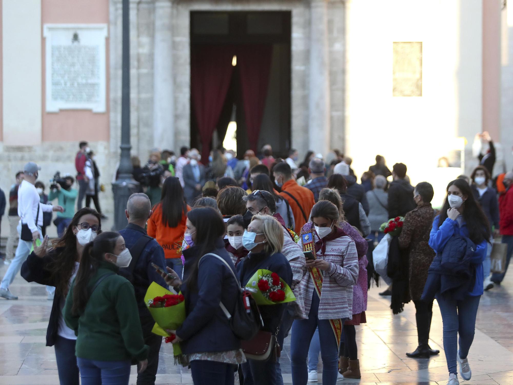 Flores de los falleros a la Virgen en el primer día de la "no ofrenda"