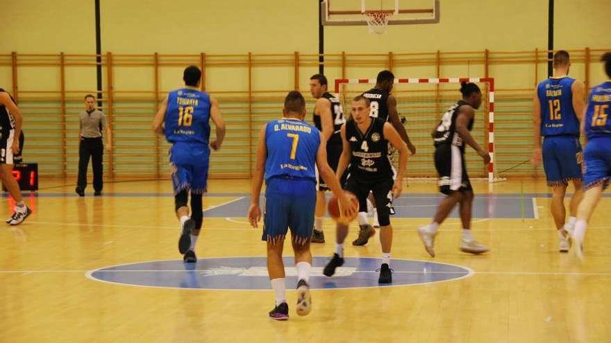 Alvarado sube la bola durante el amistoso del jueves en Valladolid. // FdV