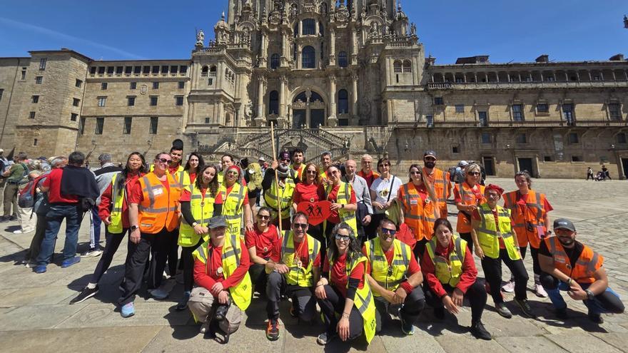 Los héroes de la Pontevedrada coronan en el Obradoiro su peregrinaje solidario