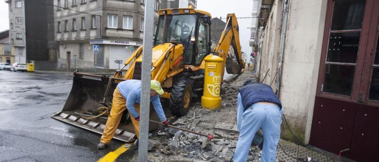 Obras de humanización de una calle en A Estrada. |   // BERNABÉ/CRIS M. V.