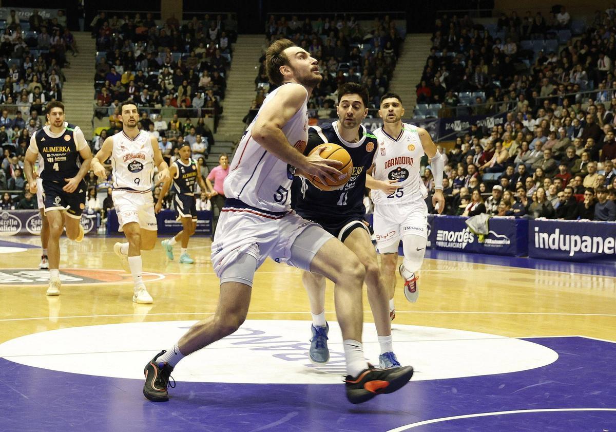 El Obradoiro solo mira hacia arriba buscando el primer puesto.
