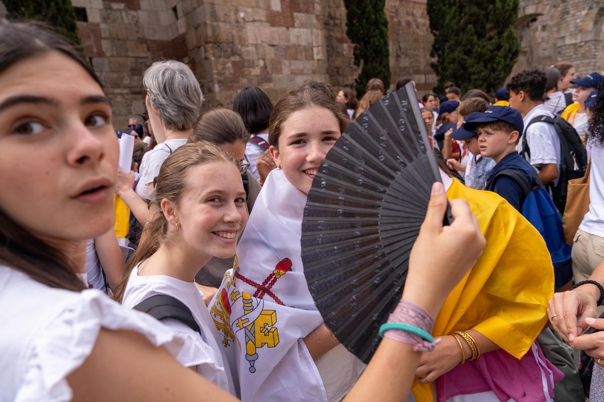 Fieles esperan en la catedral de Barcelona la llegada del papa León XIV
