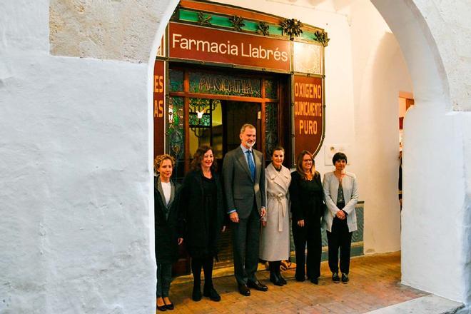 El rey Felipe VI y la reina Letizia inauguran la Farmacia Llabrés, en Menorca