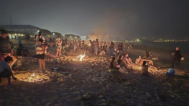 Hogueras en la noche de San Juan en la playa de Rodeira.
