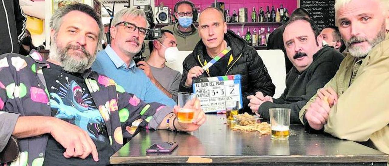 El director David Marqués, flanqueado por los protagonistas de ‘El Club del Paro’.  | DAVID MARQUÉS