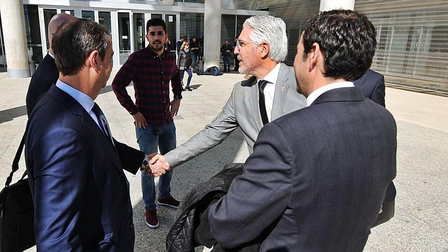 Antonio Rubio y Daniel Moreno coinciden a la salida de los juzgados con De la Vega. | JUAN CABALLERO