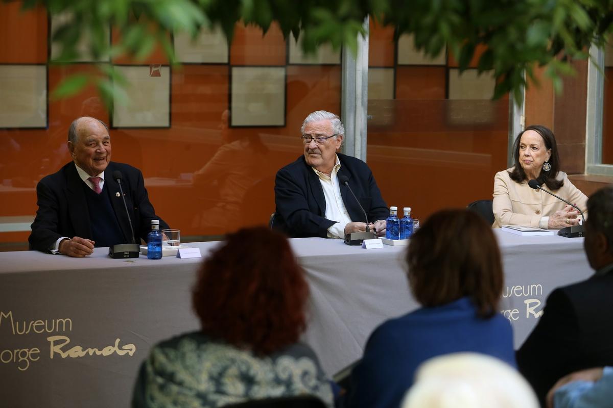 El protagonista de las memorias, junto a Mariano Vergara y Cristina Armenteros, en el Museum Jorge Rando, donde se presentó el libro la pasada semana.