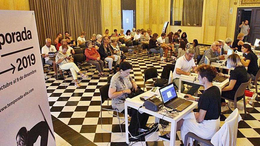 Les tradicionals cues pel primer dia de venda d&#039;entrades del festival, l&#039;any passat.