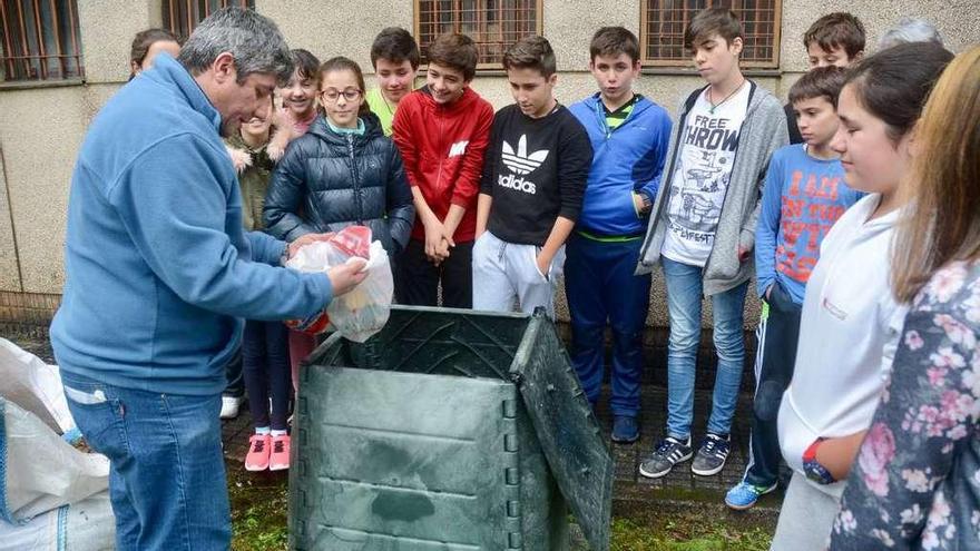 Estudiantes del IES asisten a una explicación sobre compostaje en su propio centro. // Rafa Vázquez