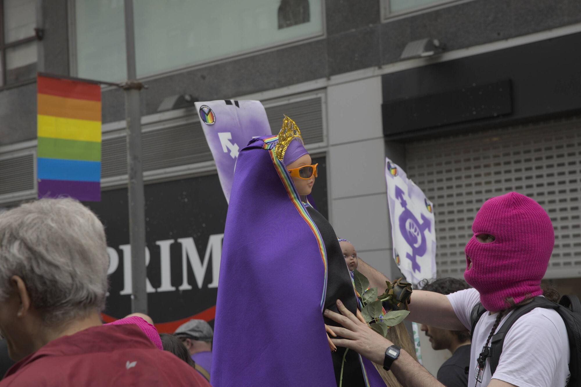 En imágenes: Así fue la manifestación LGTBI de Avilés, con "Santina de Queervadona" incluida