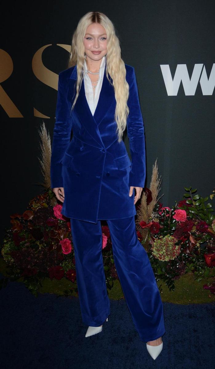 Gigi Hadid traje de terciopelo azul y zapatos blancos