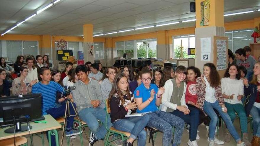 Teatro, música y poesía festejan al libro y al gallego en el IES Sánchez Cantón