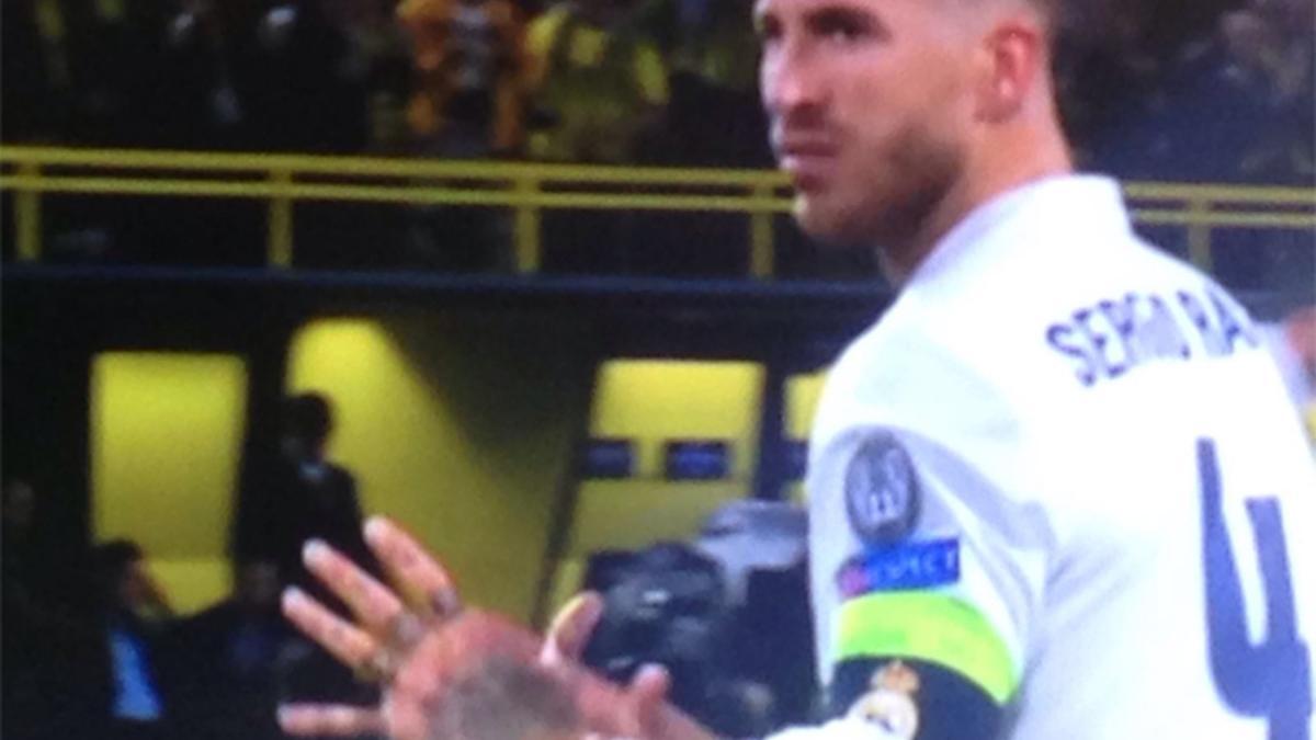 Sergio Ramos busca a Keylor y le indica con un gesto que debió blocar el balón