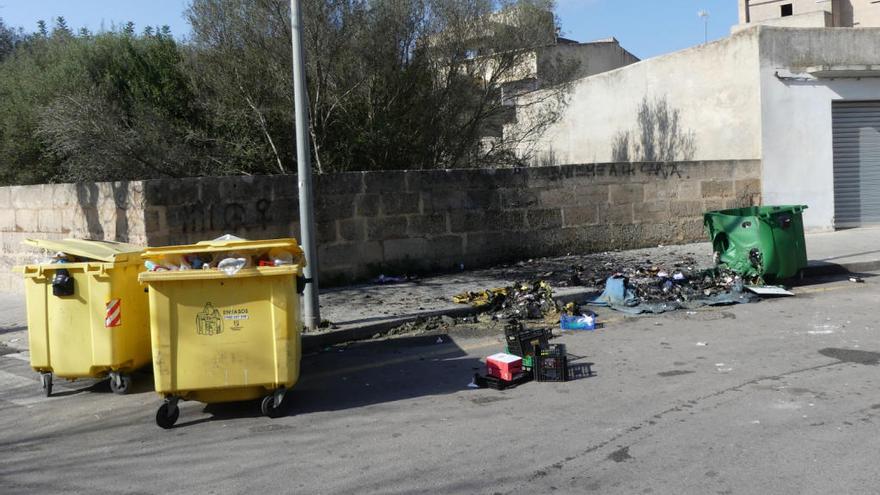 Restos de los contenedores quemados durante la madrugada del domingo en Manacor.