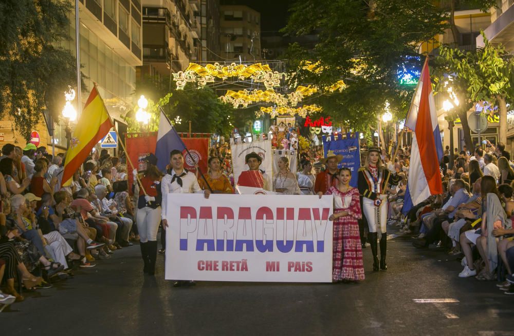 El desfile folclórico internacional de las Hogueras de Alicante llena de color las calles de la ciudad