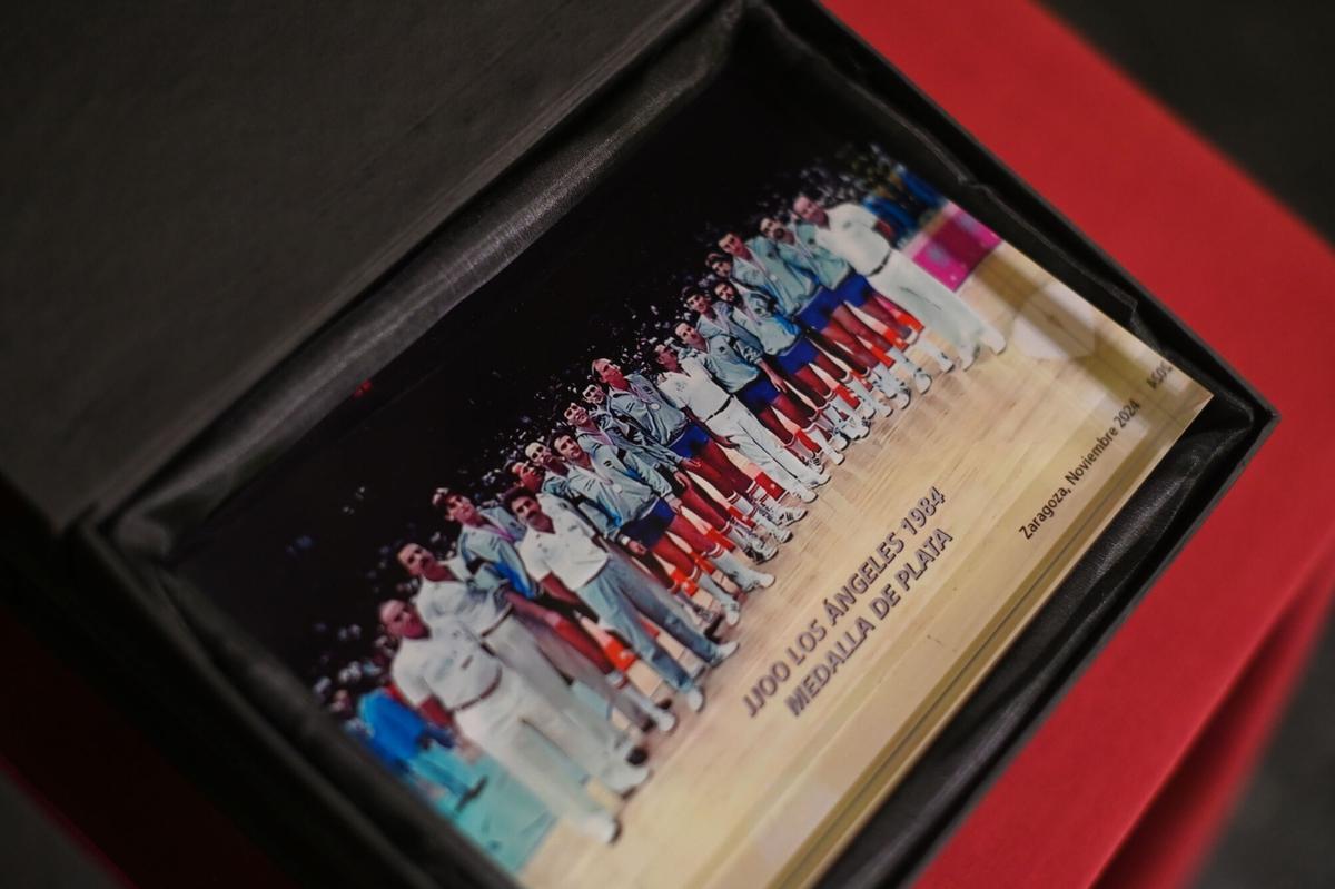 Fotografía de la plantilla de España en el torneo de baloncesto de Los Ángeles en 1984.