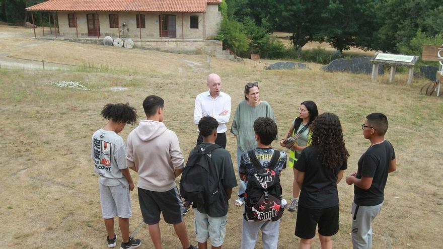 Desde aprender cómo hacer un queso o disfrutar el arte en estado puro, una jornada de campamento en O Rexo
