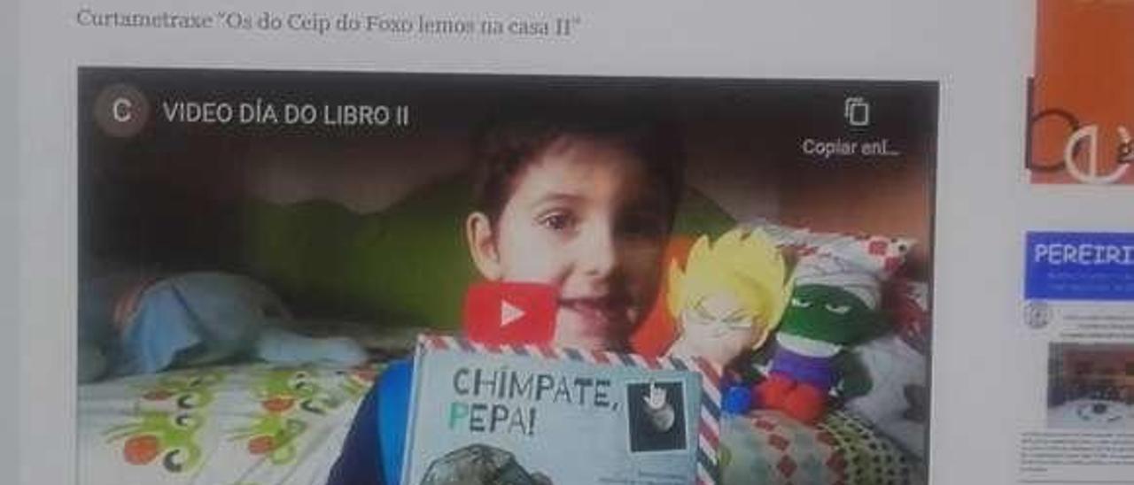 Un niño de O Foxo, recomendando una lectura en vídeo. // Bernabé/Javier L.