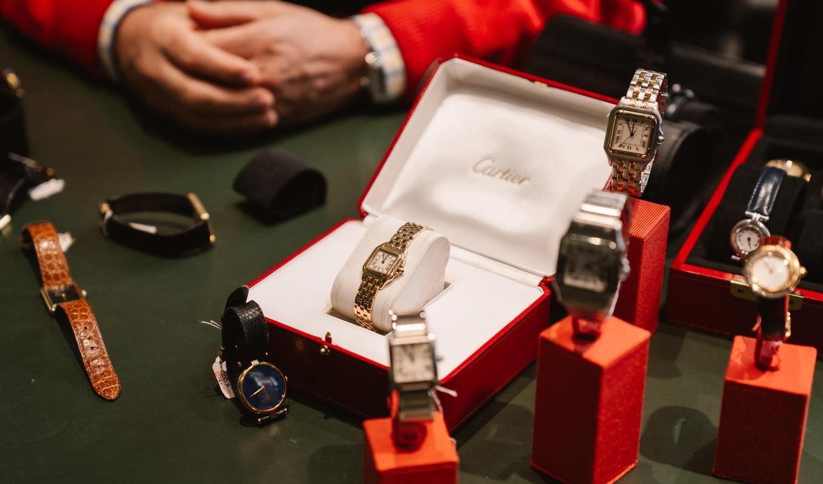 Varios relojes Cartier de segunda mano en venta en la tienda Second Chance de Madrid.