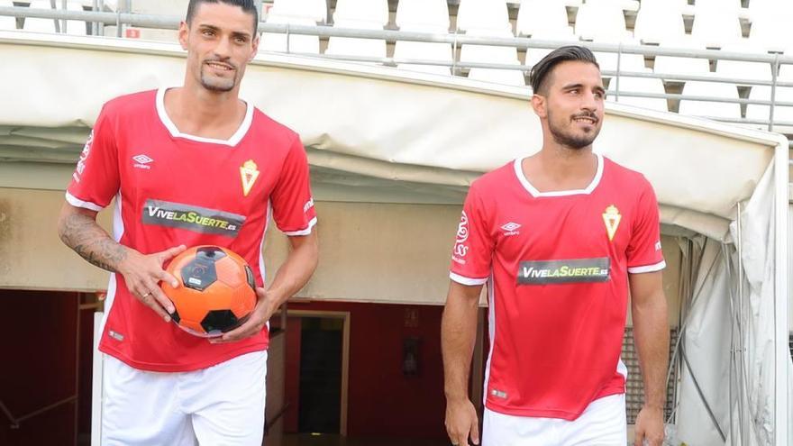 Salva Chamorro y David Forniés lucen las nuevas camisetas del Murcia en la presentación de ambos el jueves.