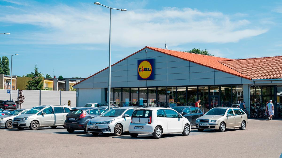 Llega a Lidl en unas horas el palo vaporizador low cost que arrasa entre aquellos a los que les da pereza limpiar: suelo limpio en dos pasadas