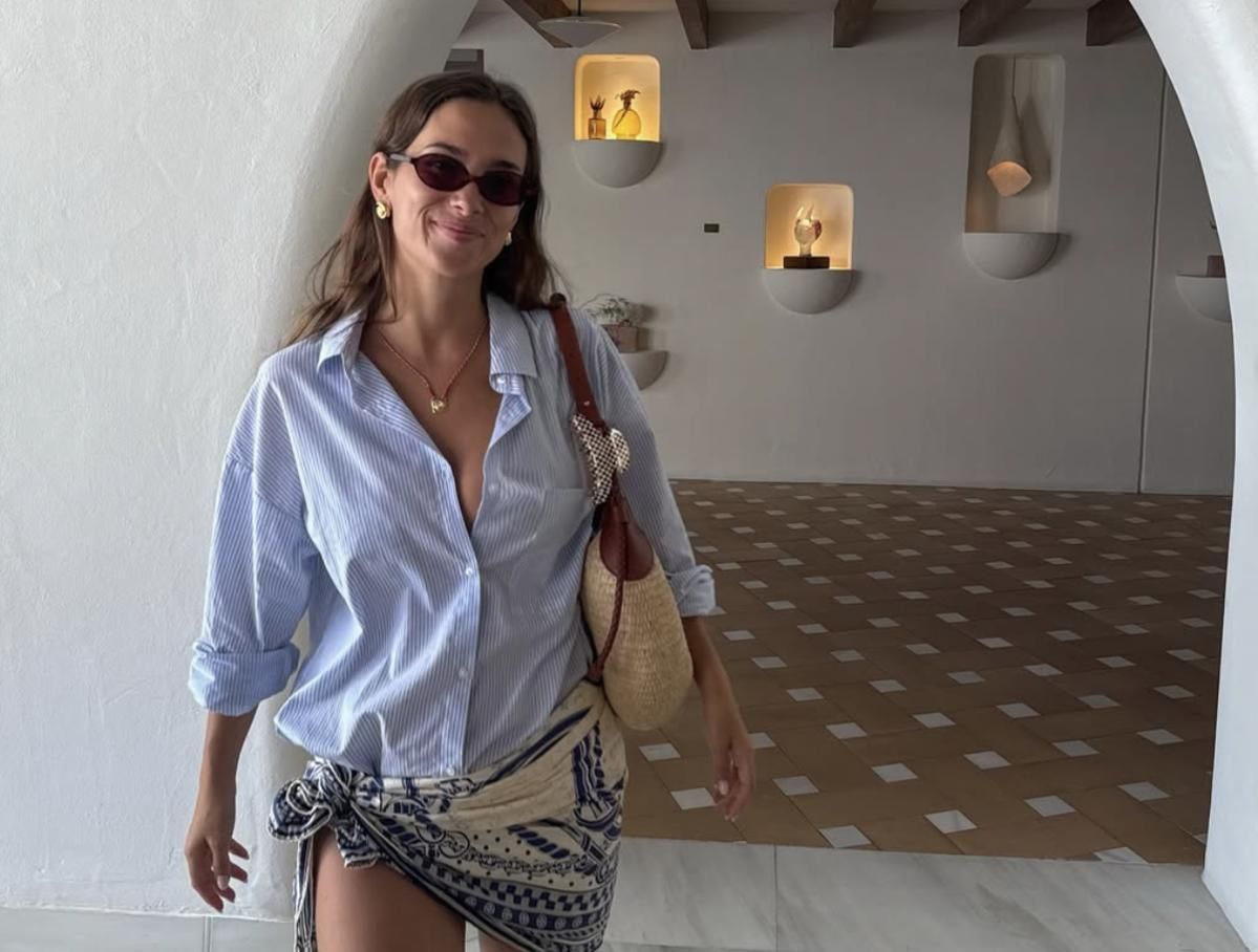 María Pombo vestida con una camisa masculina y un pareo
