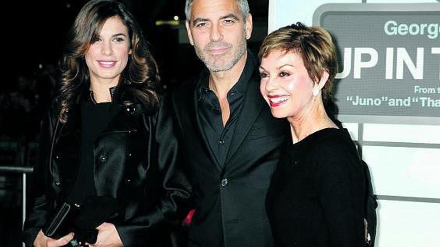 George Clooney, con su novia, la italiana Elisabetta Canalis, y su madre, Nina Clooney.