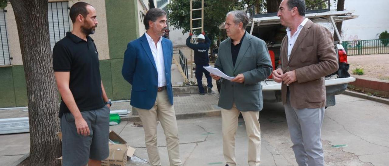 A la dcha., Salvador Fuentes y Antonio Álvarez hablan con responsables del colegio Antonio Gala.