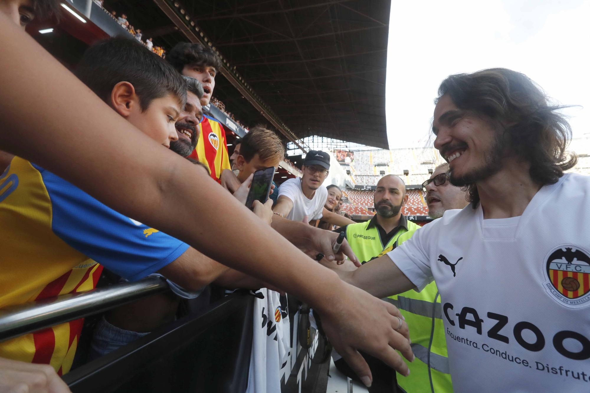 'Cavanimanía': Locura de la afición para dar la bienvenida a los fichajes del Valencia