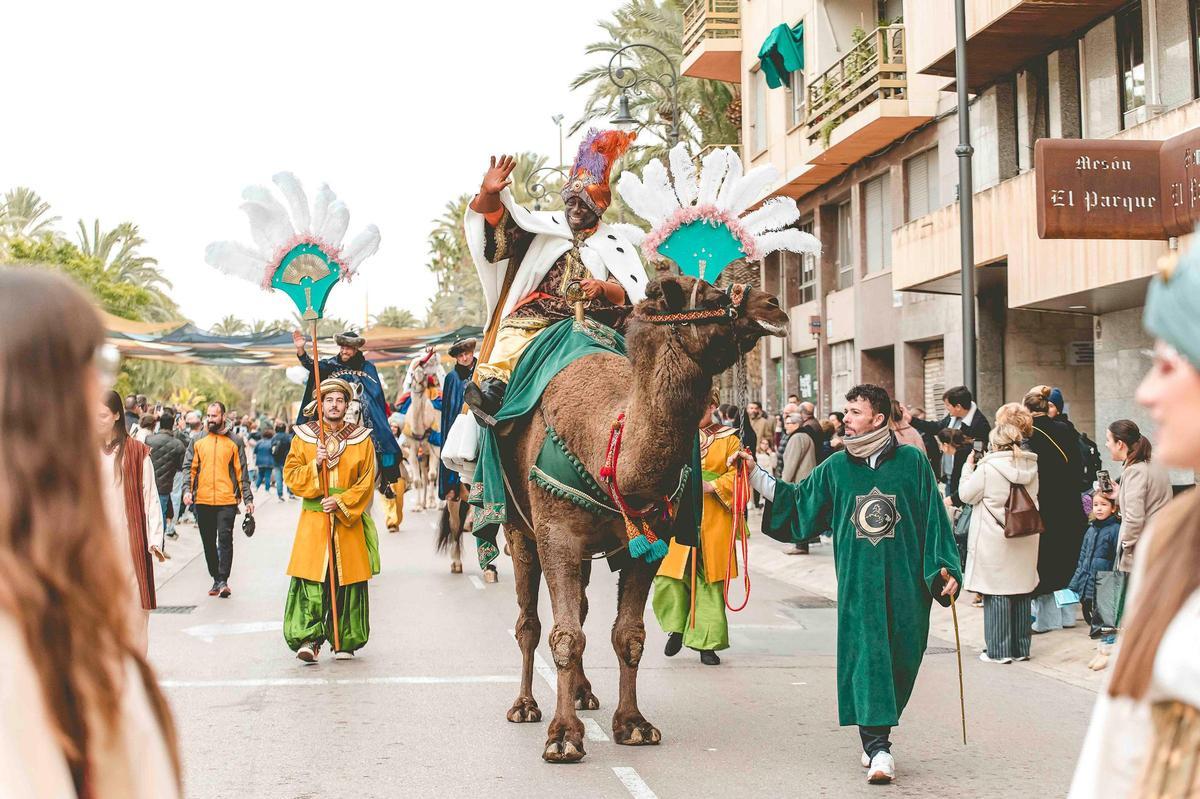 Los Reyes Magos llegan en dromedario a Elche
