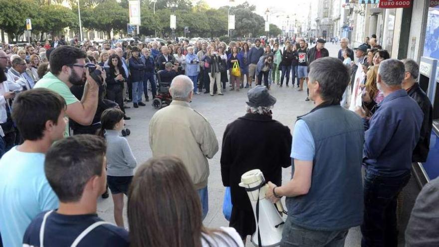 Concentración de vecinos, ayer, en el Obelisco, para pedir ayuda para los refugiados sirios.