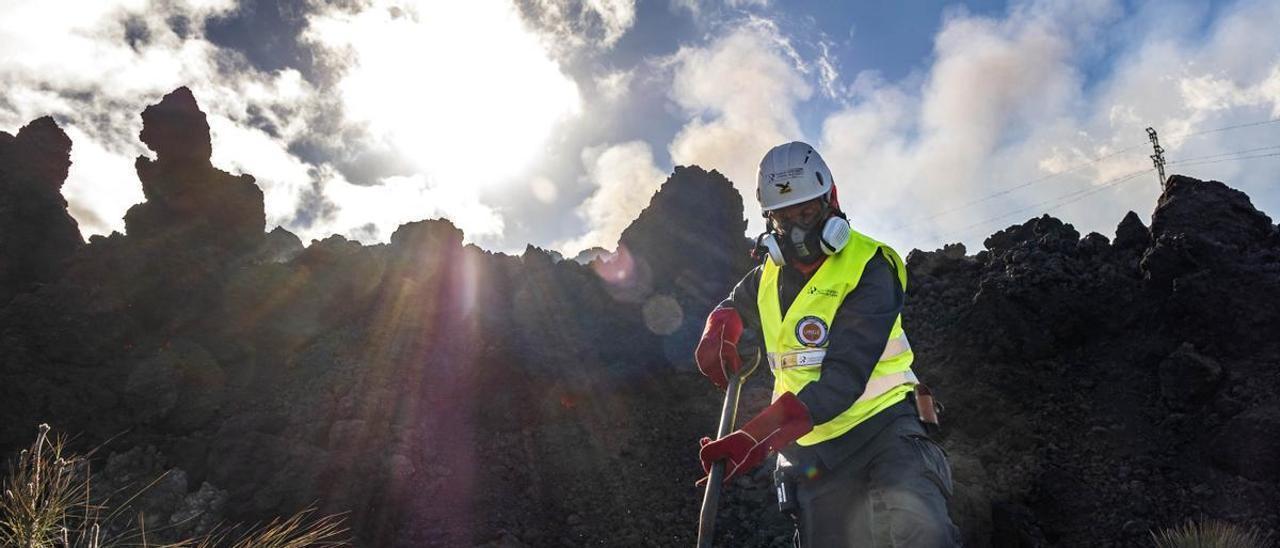 Un científico del Instituto Geográfico Nacional recoge muestras de la lava durante la erupción del volcán de La Palma entre septiembre y diciembre.