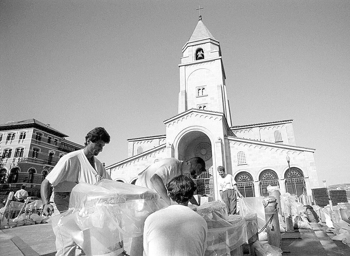 Preparativos para los Fuegos en Campo Valdés, en 1999.
